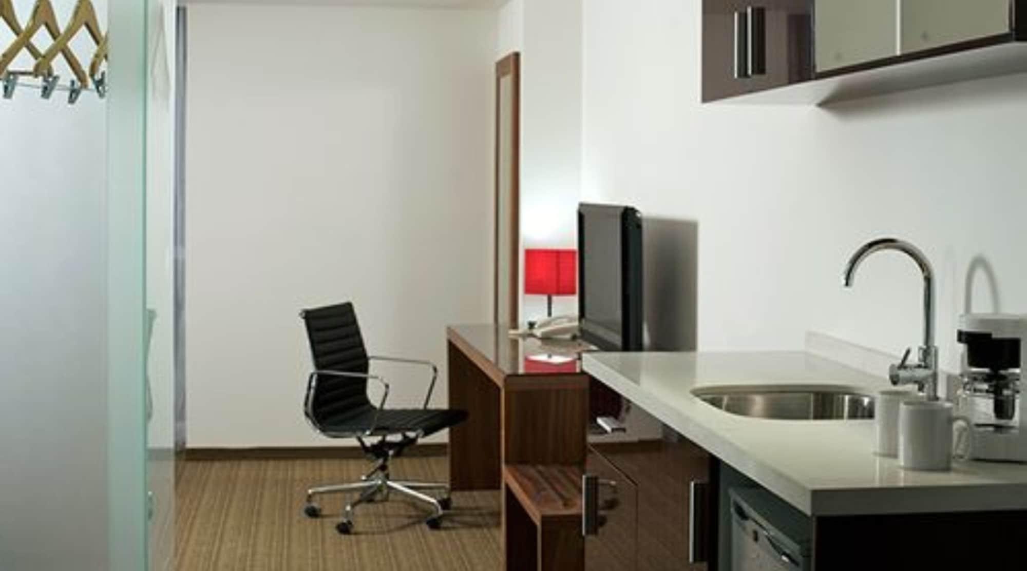 Casa Inn Premium Hotel Queretaro Miranda Eksteriør billede A typical studio apartment
