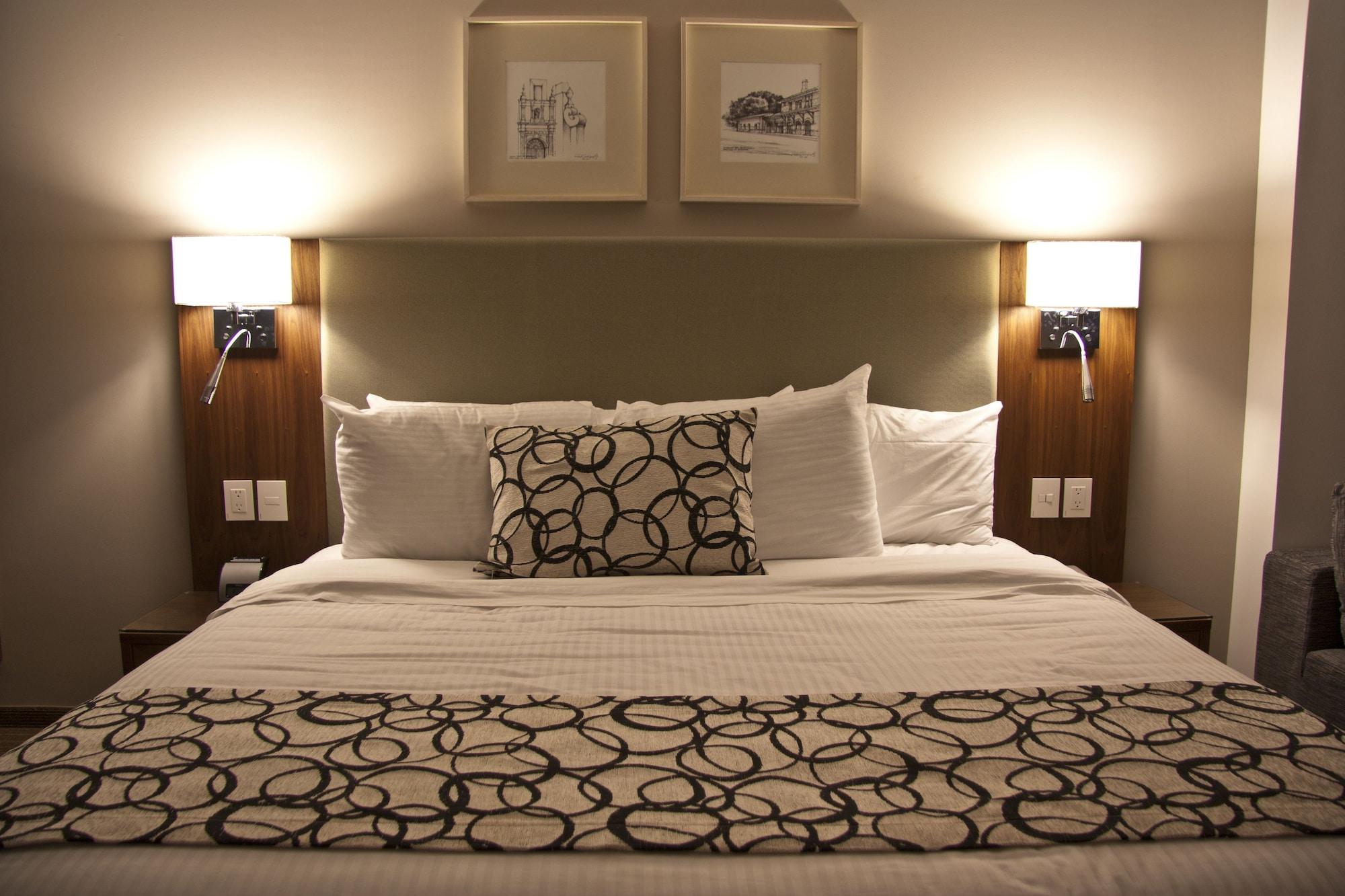 Casa Inn Premium Hotel Queretaro Miranda Eksteriør billede A bed