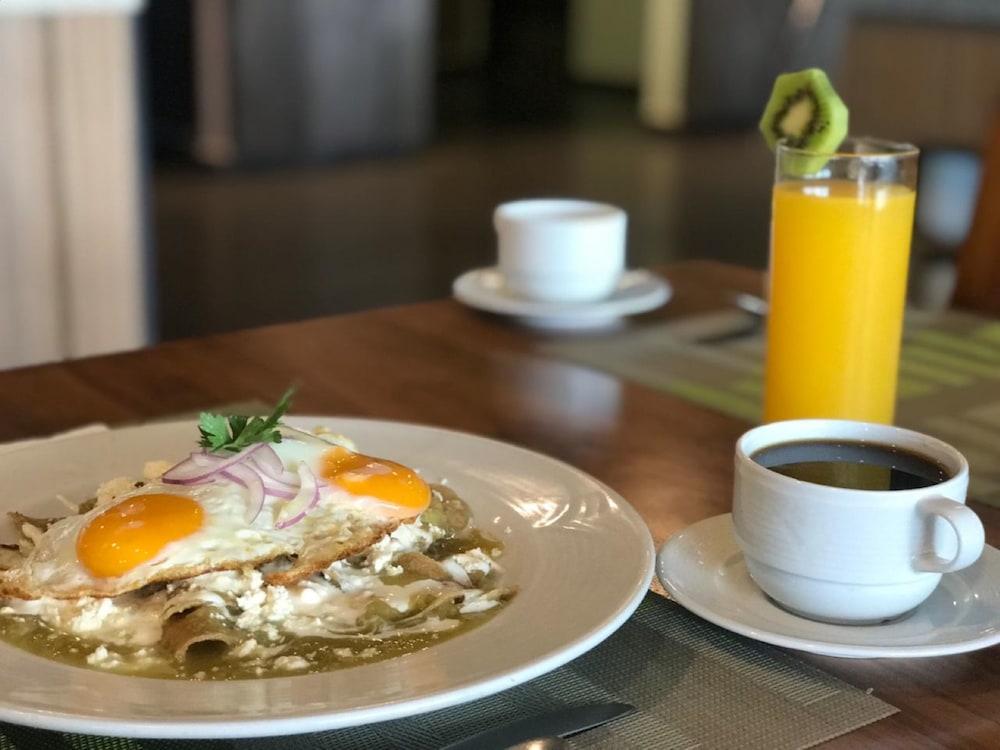 Casa Inn Premium Hotel Queretaro Miranda Eksteriør billede Huevos rancheros