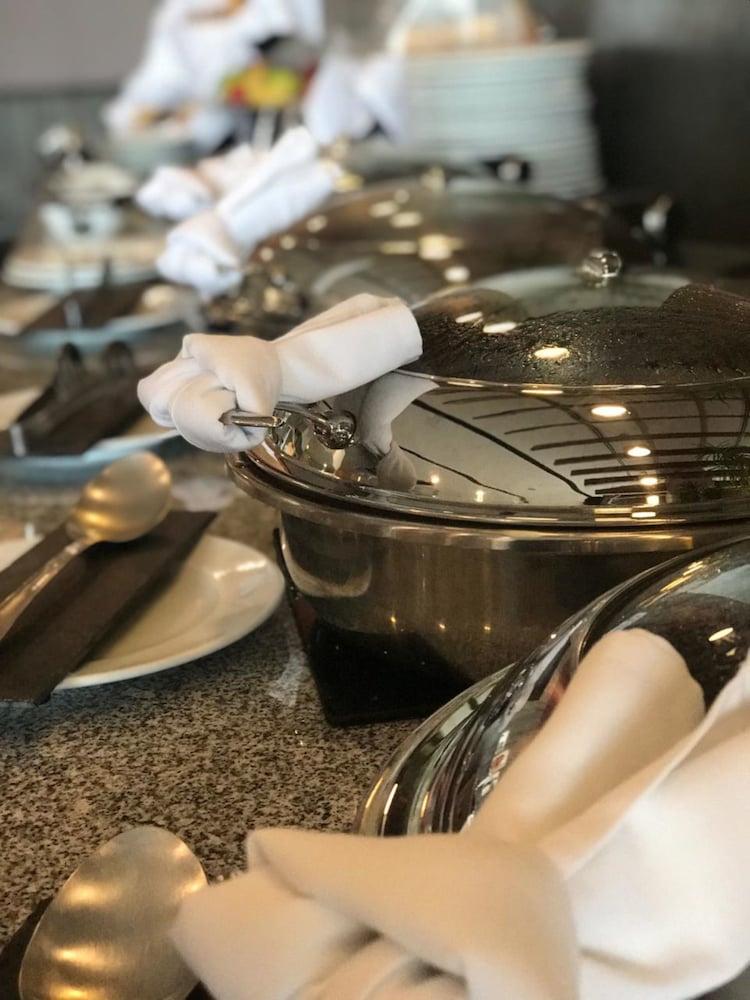 Casa Inn Premium Hotel Queretaro Miranda Eksteriør billede A chafing dish