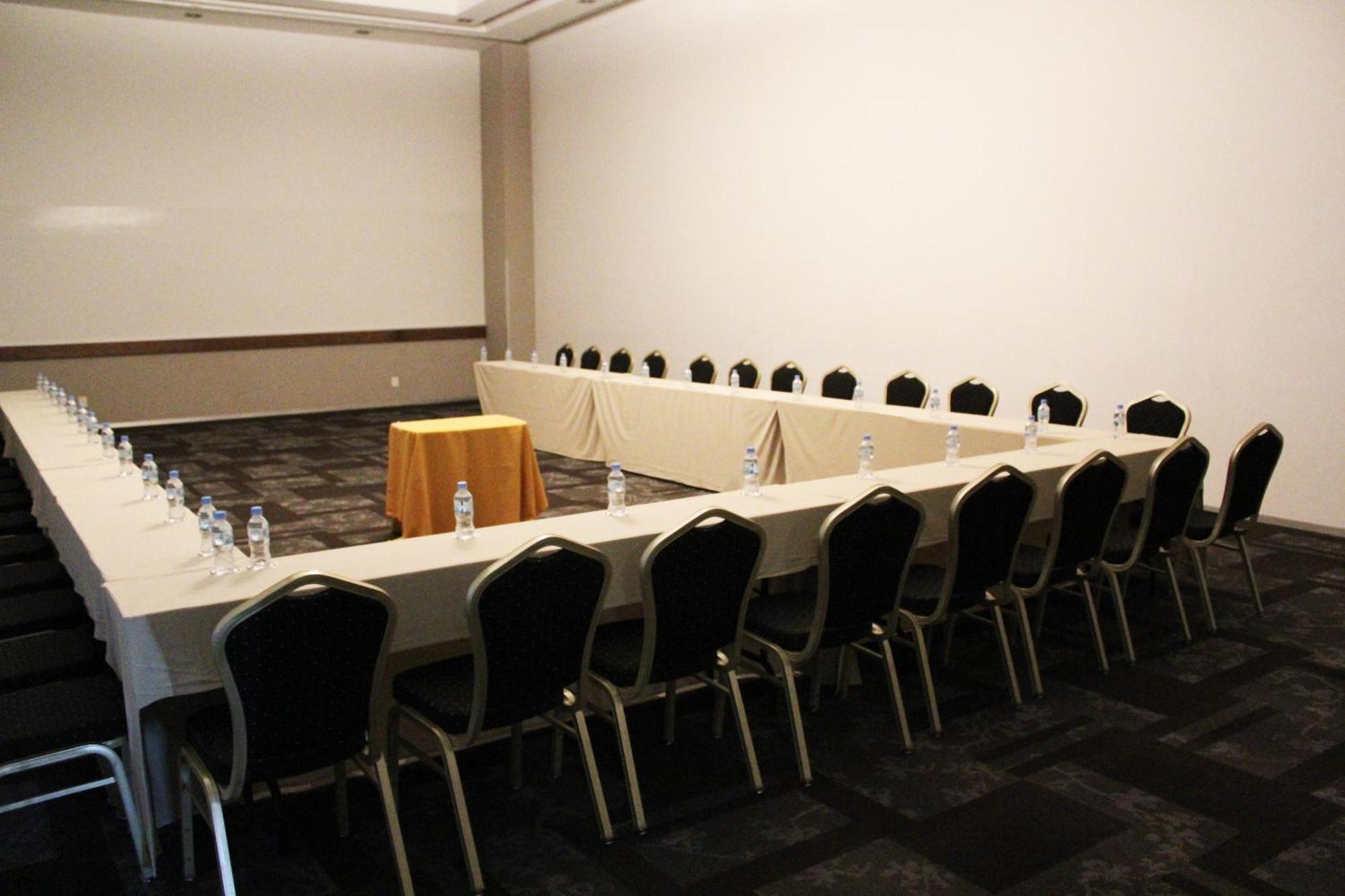 Casa Inn Premium Hotel Queretaro Miranda Eksteriør billede U-shaped table
