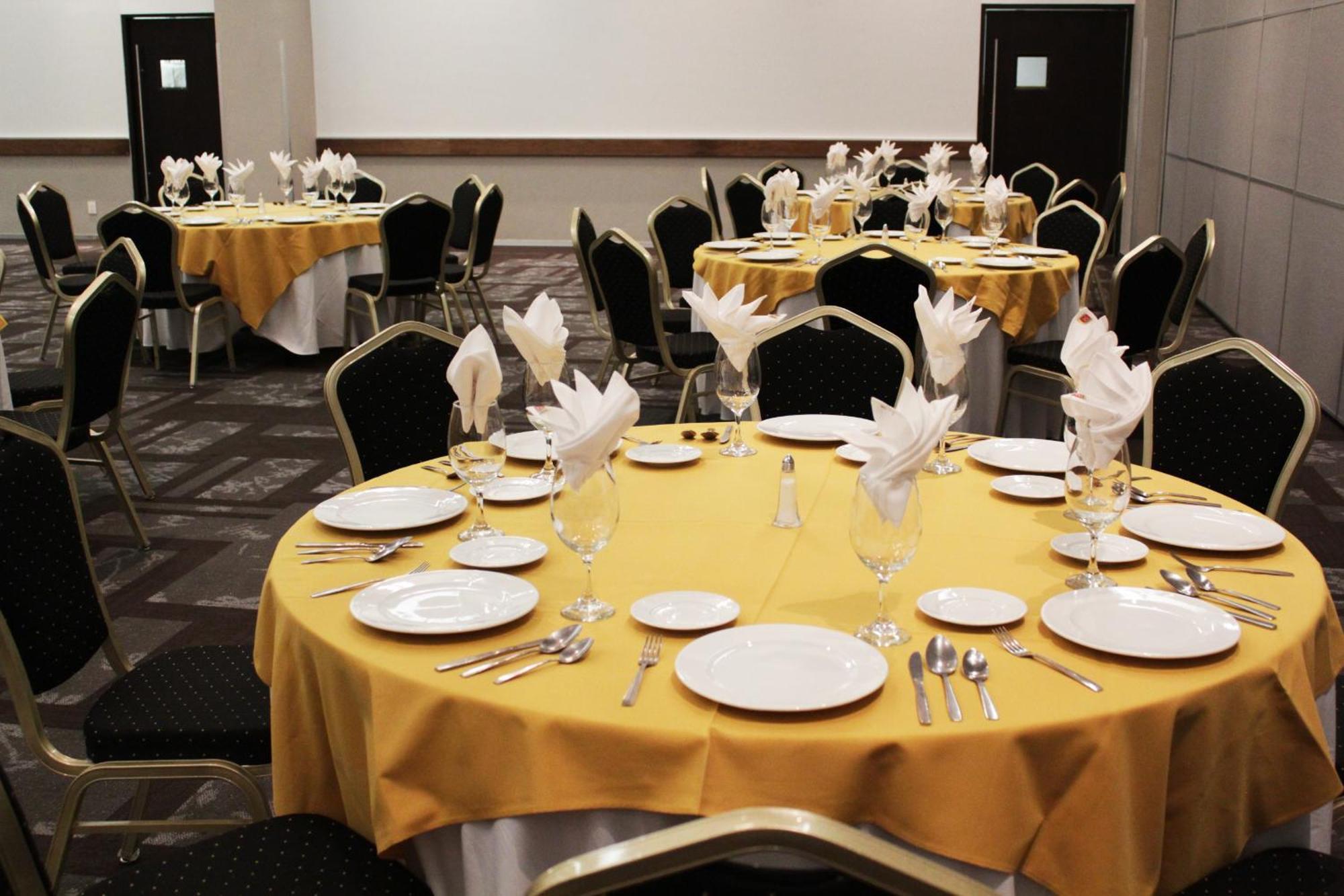 Casa Inn Premium Hotel Queretaro Miranda Eksteriør billede A table set for a formal dinner