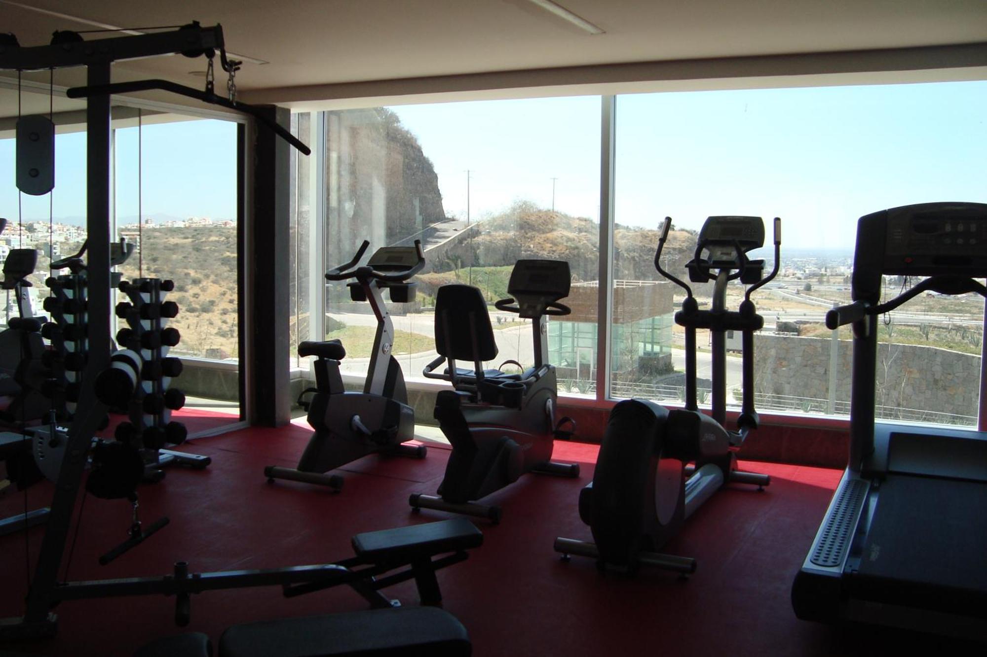 Casa Inn Premium Hotel Queretaro Miranda Eksteriør billede A gym in Athens, Greece