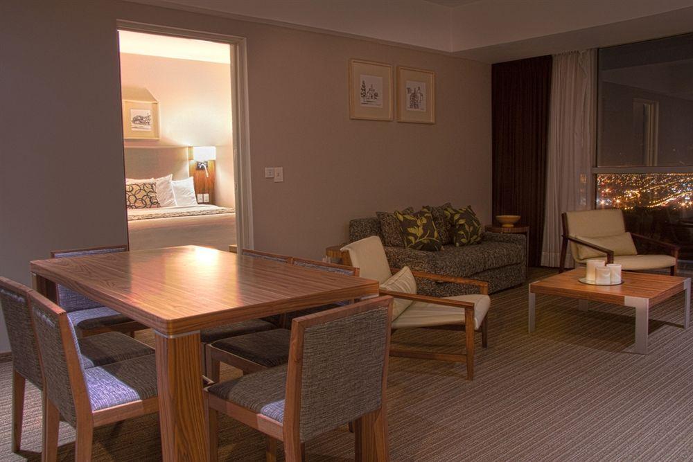 Casa Inn Premium Hotel Queretaro Miranda Eksteriør billede A suite at the Hilton London Heathrow