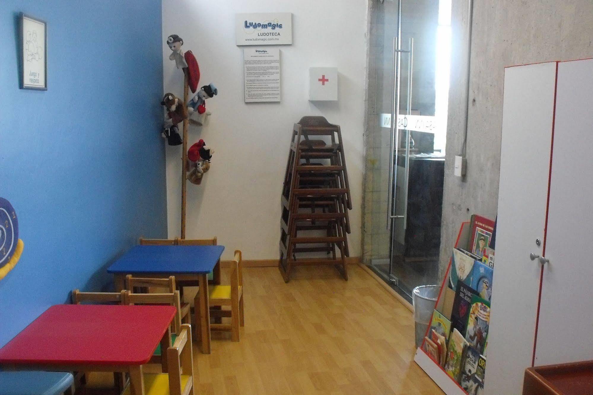 Casa Inn Premium Hotel Queretaro Miranda Eksteriør billede The waiting room of a doctor's office in Italy